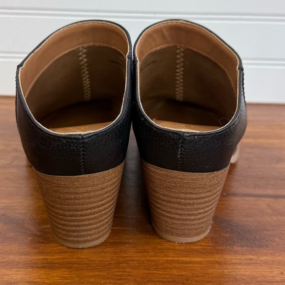 Universal Thread women’s black pointy toe heeled mule boots. Size 8 - Picture 3 of 8